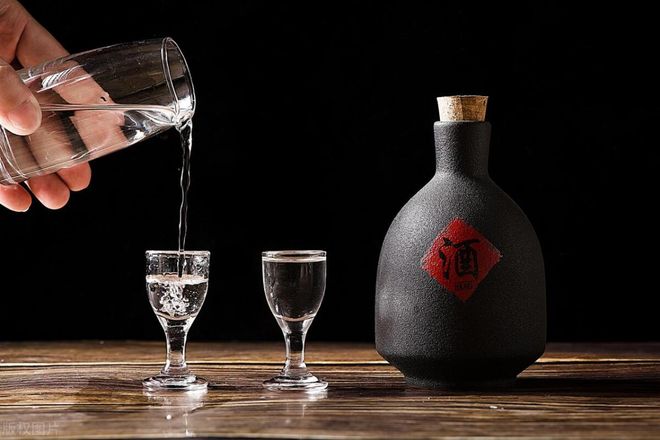 885566威尼斯年青人不喝白酒是由于没到年龄？年青人暗示到了年龄也不喝(图2)